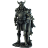 "Wikinger" mit Helm und Schwert